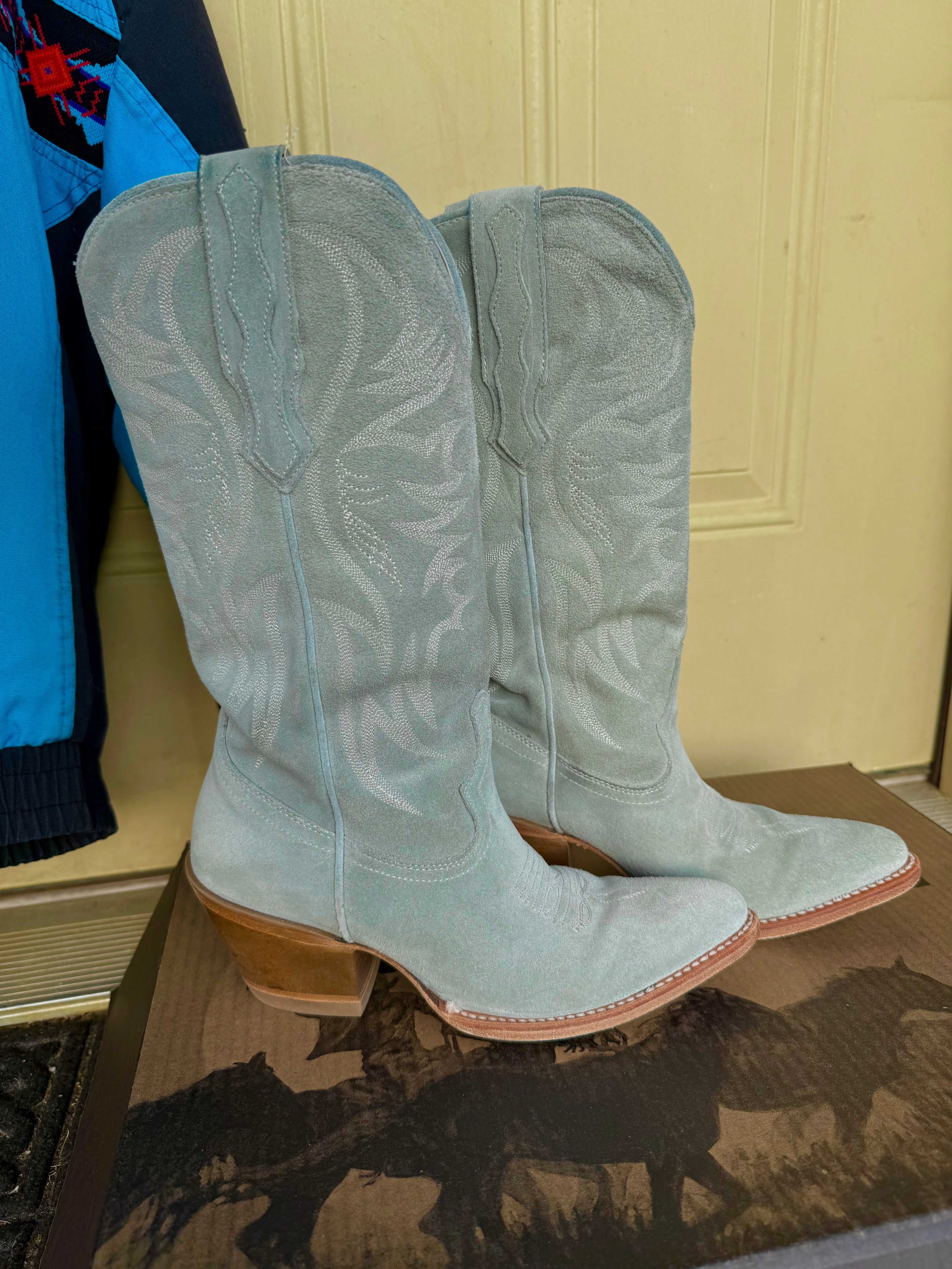 Idyllwind baby blue suede boots